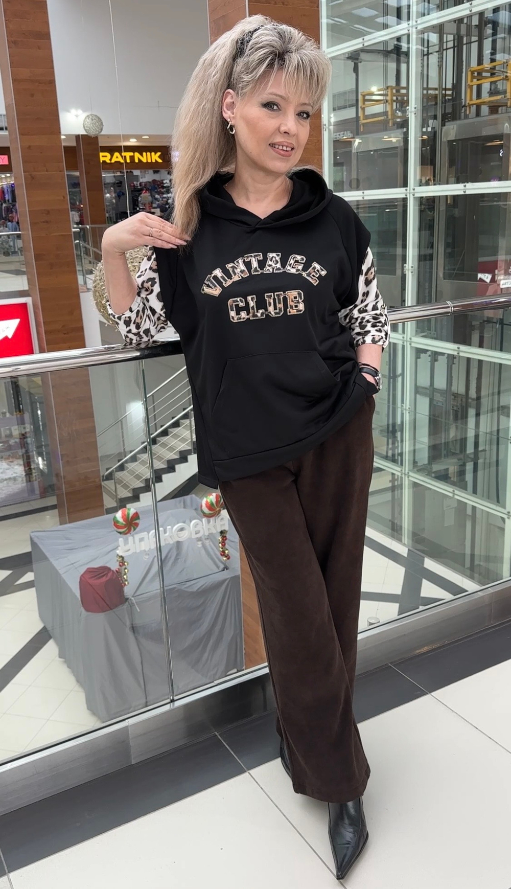 Комбинированная худи с капюшоном и кармашком "кенгуру"