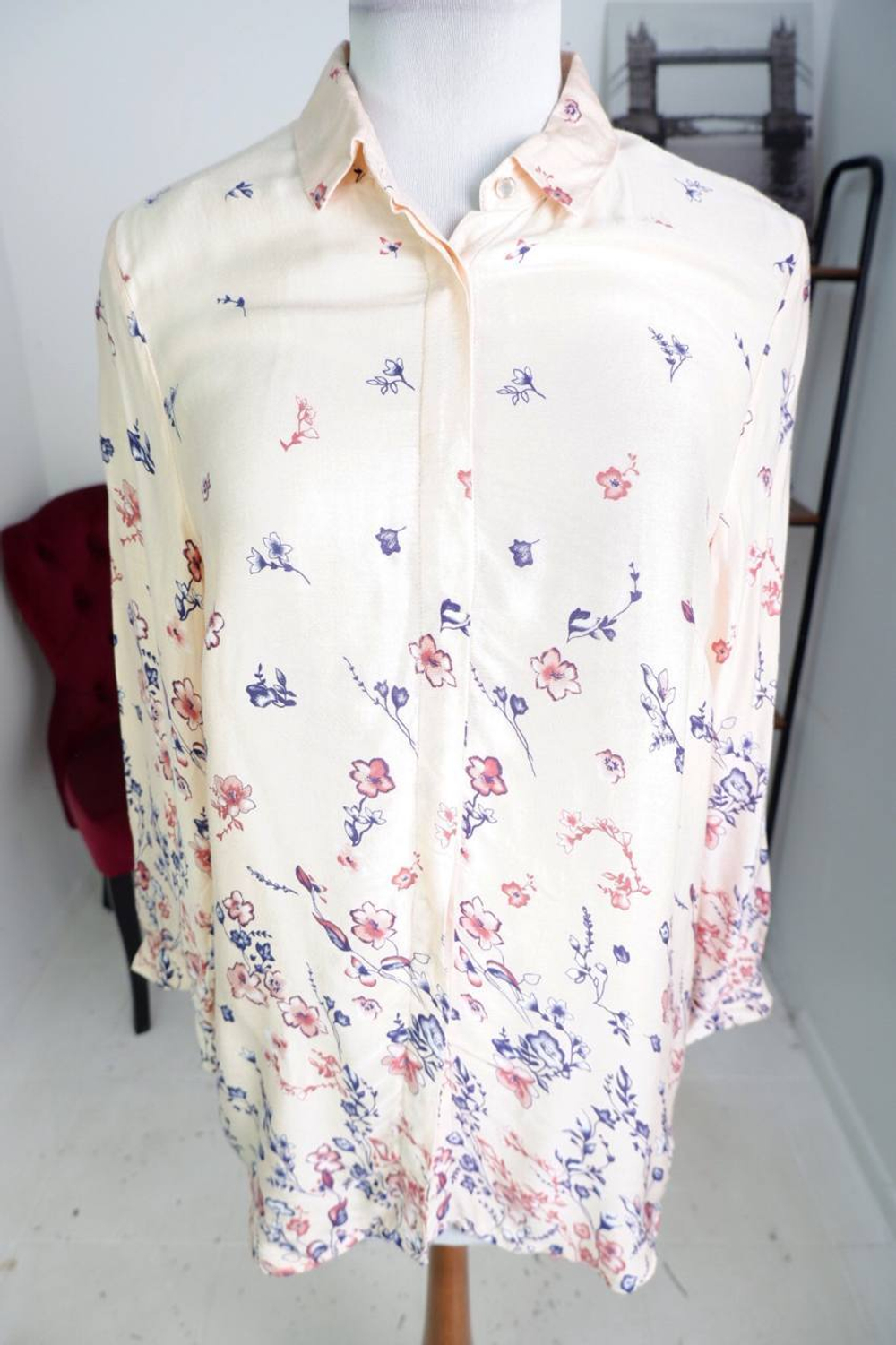 Блузка приятной расцветки, визуально на 44 размер