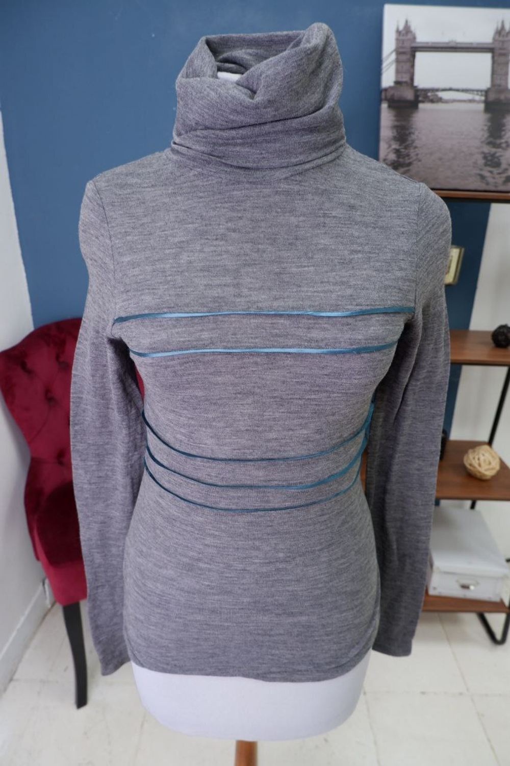 Свитер с атласными полосками 42-44 размер