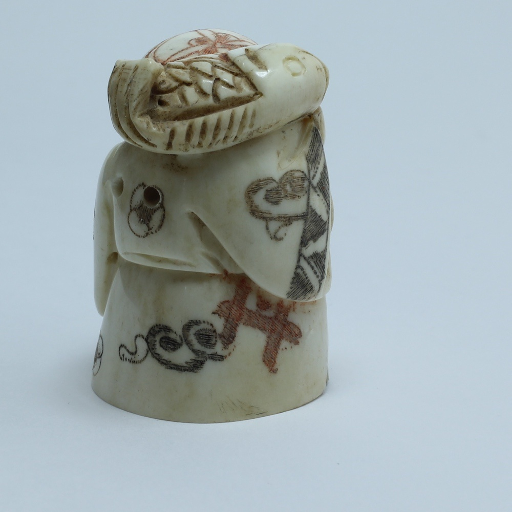 Нэцкэ Фукурокудзю с мешком риса и карпом на плече