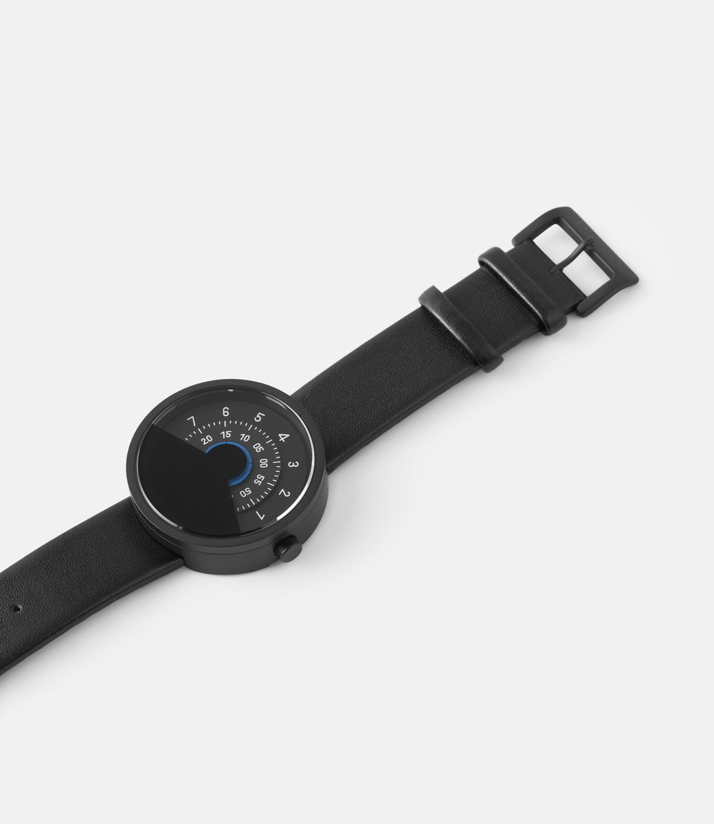 Anicorn Series 000 Black & Blue — часы с дисковым циферблатом