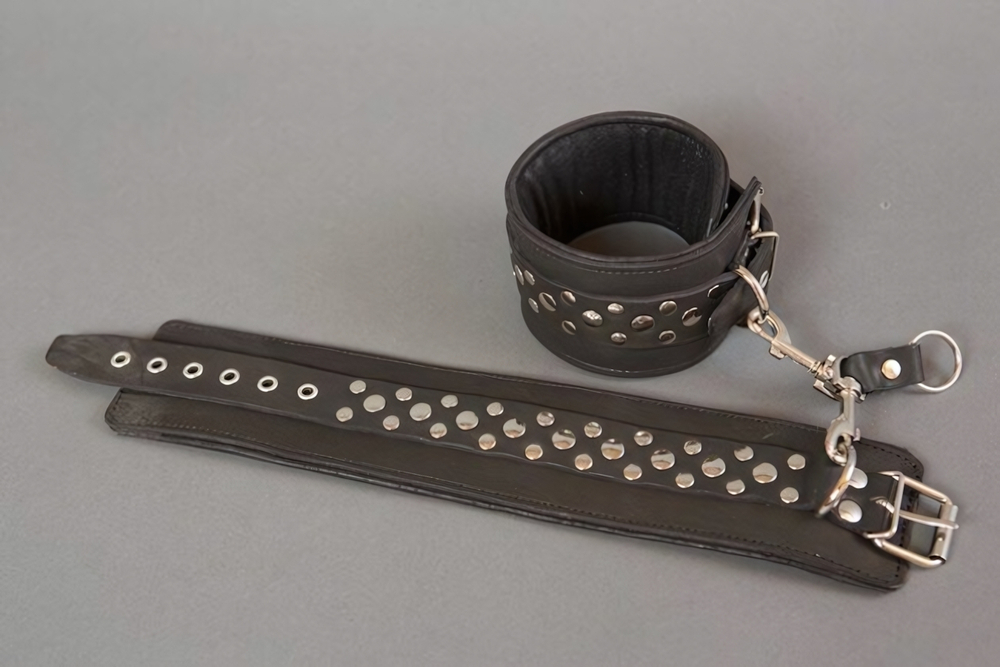 Наручники на мягкой подкладке черного цвета (Цвет: черный)