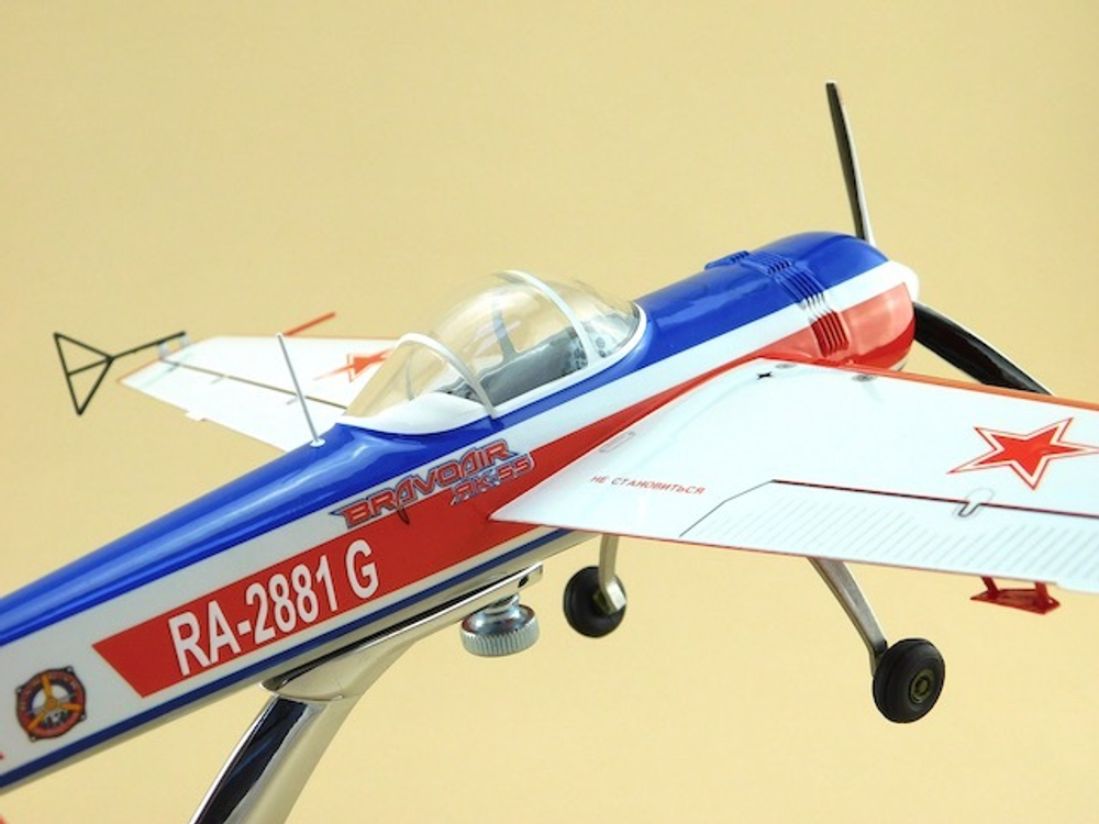 Модель самолета Як-55 (М1:30)