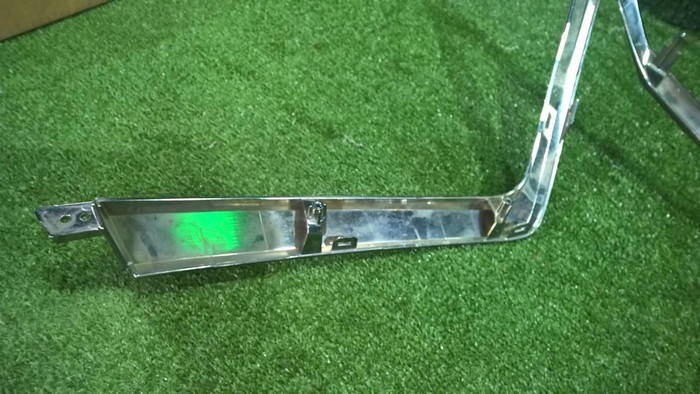 Молдинг решетки радиатора Lexus LX 3 (2015-2023)