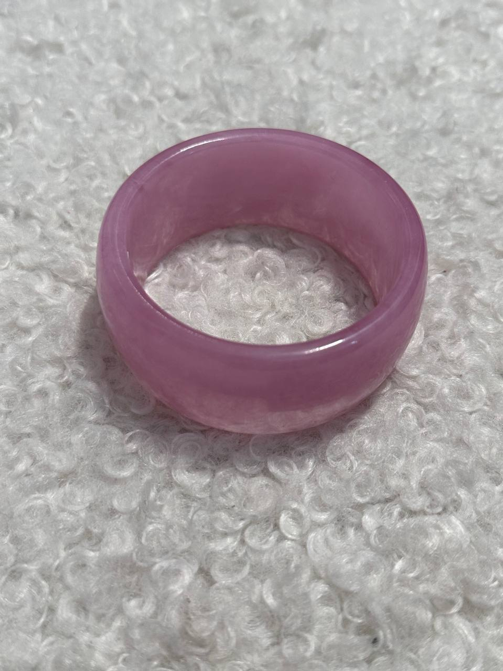 Браслет из смолы розовый широкий