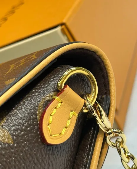 Клатч Louis Vuitton Camille