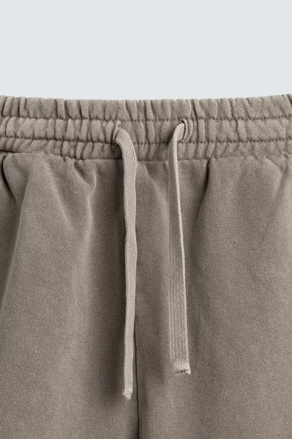 ZARA БАЗОВЫЕ ШОРТЫ-ДЖОГГЕРЫ С ЭФФЕКТОМ ПОТЕРТОСТИ, СЕРЫЙ