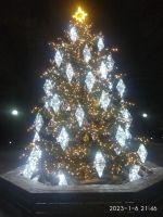 Светодинамическая елка ствольная со скамейкой, встроенная гирлянда: Теплый свет - "Лесная" (Литая хвоя) 12 м