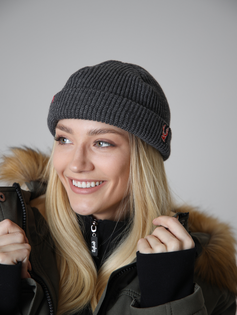 Шапка короткая серая Город Горький олень красный