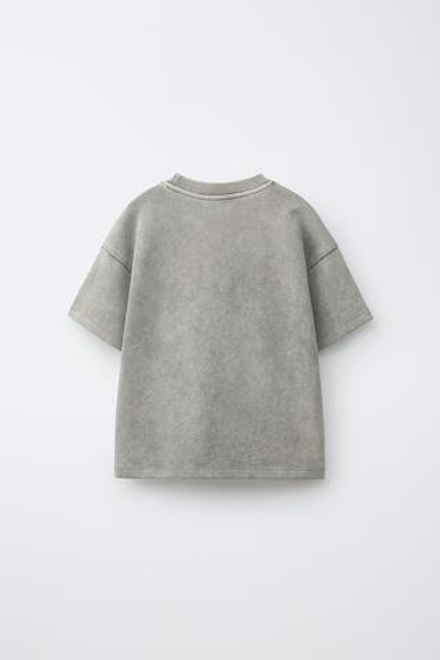 ZARA ФУТБОЛКА С ЭФФЕКТОМ ПОТЕРТОСТИ И ГРАФФИТИ, СЕРЫЙ
