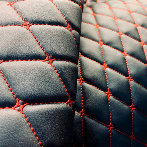 Винилкожа чёрная стёганая красной нитью РОМБ 5*5 БАБОЧКА на поролоне 5 мм Пегас