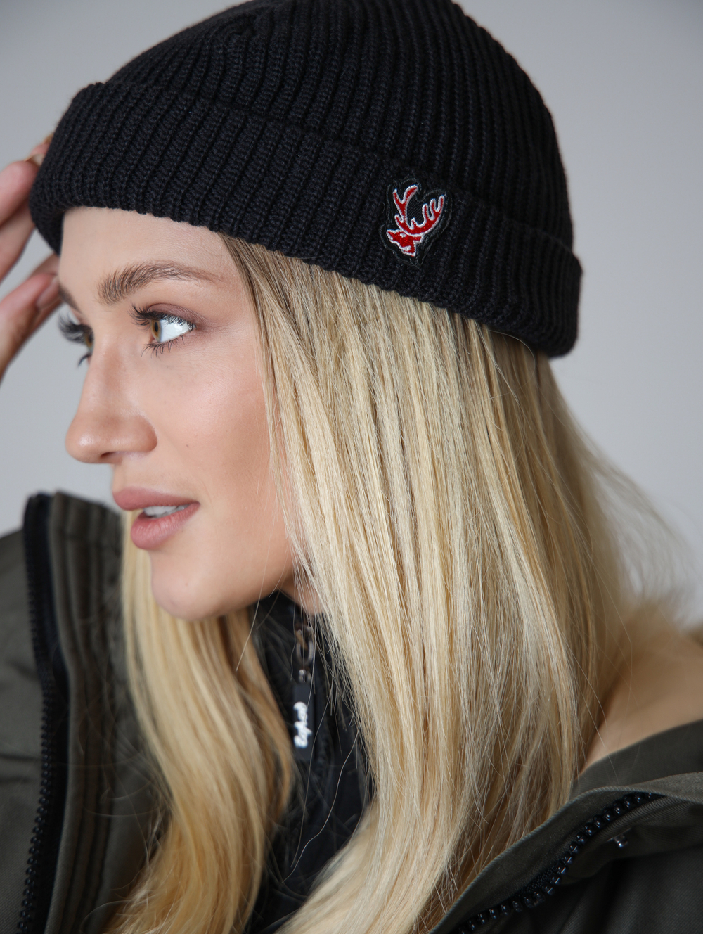 Шапка короткая черная Город Горький олень красный