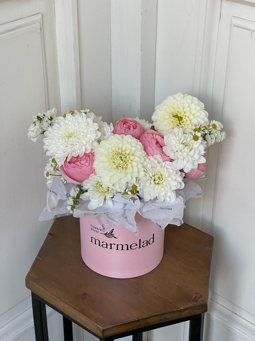 Цветочная композиция в бело-розовой гамме