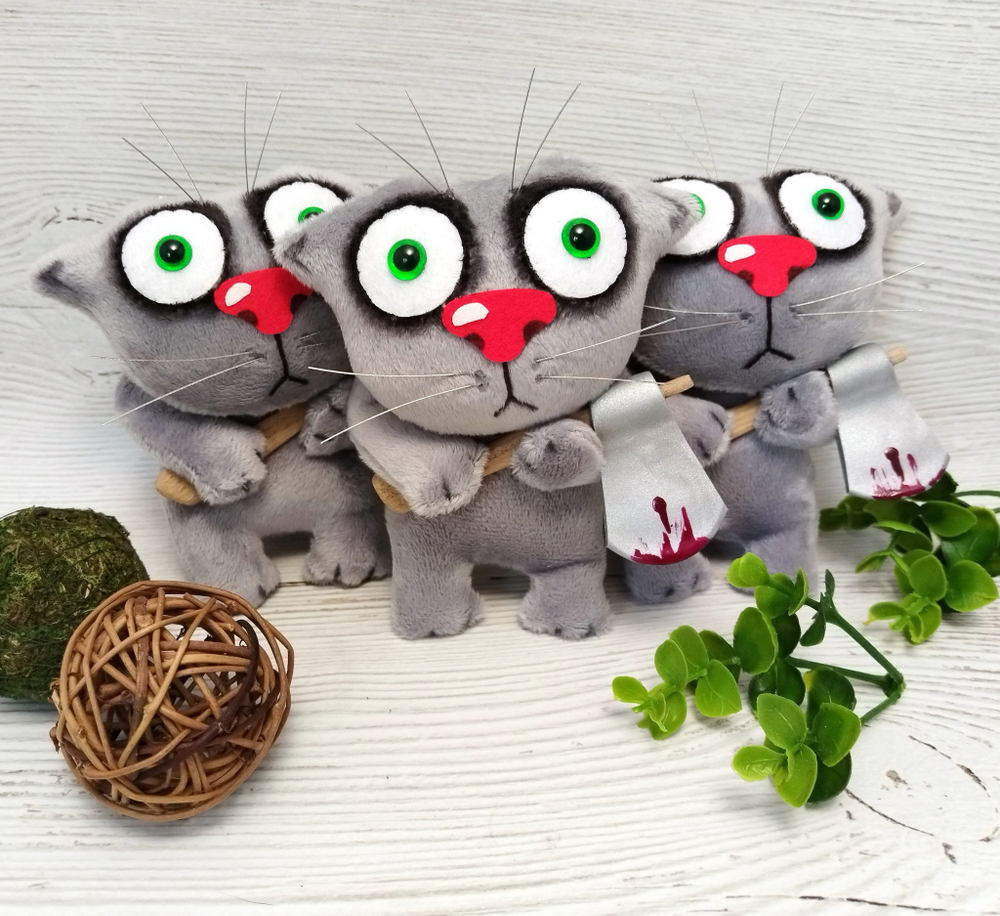 Мягкая игрушка "Котик брелок с топором"
