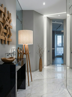 Торшер Elegante из массива в минималистичном интерьере прихожей