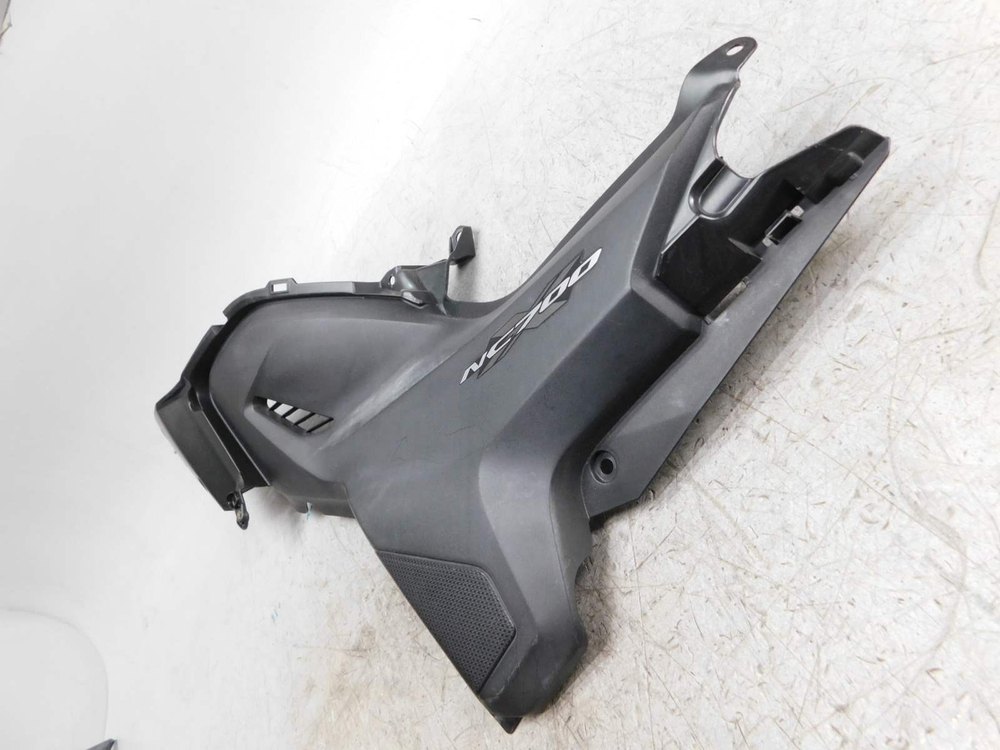 Пластик боковой левый Honda NC700X RC63 83701-MGS-D300,