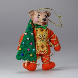 Ёлочная игрушка Медвежонок двухцветный с ёлкой