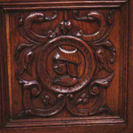 Резная скамья в Рыцарском стиле