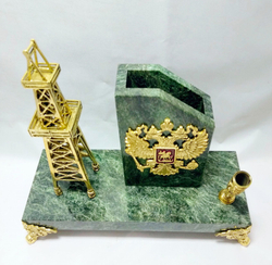 Сувенир "Нефтяная вышка с визитницей и местом под ручку"