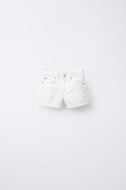 ZARA ДЖИНСОВЫЕ ШОРТЫ С ЦВЕТОЧНОЙ ВЫШИВКОЙ, БЕЛЫЙ