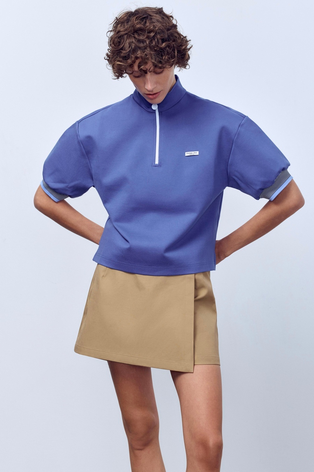 Поло на молнии с контрастными подвязами  васильковый