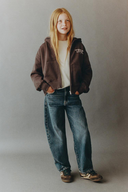 ZARA ТОЛСТОВКА НА МОЛНИИ С ТЕКСТОМ, КОРИЧНЕВЫЙ