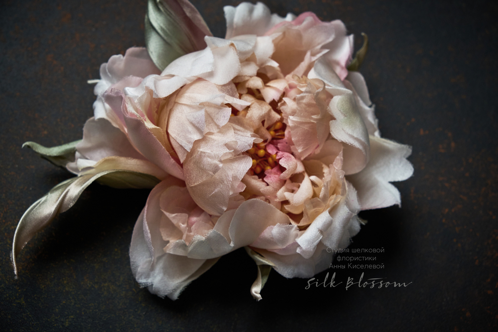 Премиальная брошь "Пионовая нежность"