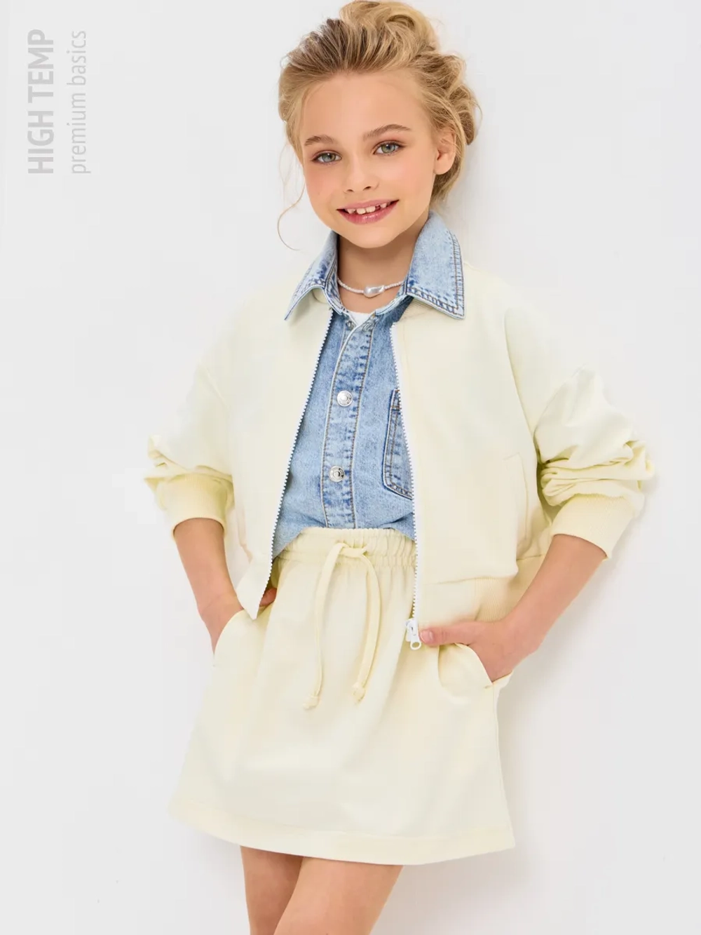 Укороченный бомбер из футера на молнии