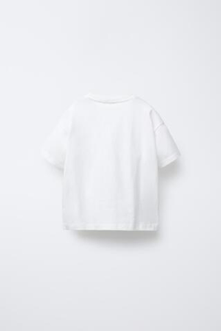 ZARA ФУТБОЛКА С РЕЛЬЕФНЫМ ПРИНТОМ, ЭКРЮ