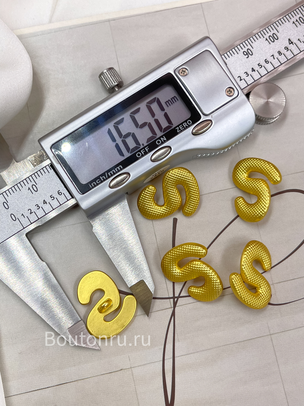 Пуговицы Скиапар. золотистые рельефные  "S"