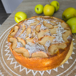 Пирог "Шарлотка" с яблоками