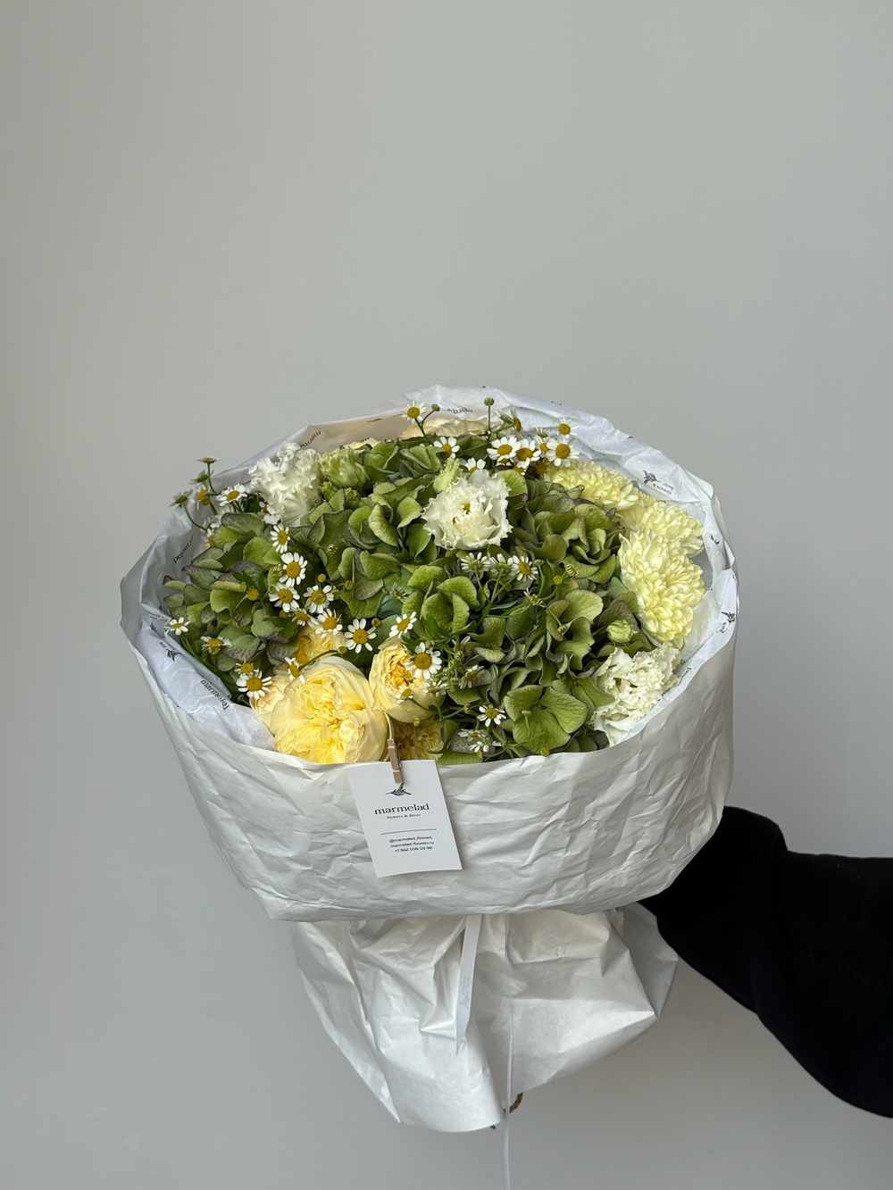 Букет из кустовых пионовивидных роз, гортензии, лизиантуса и ромашки