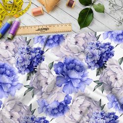 Ткань атлас белые и синие пионы на белом фоне