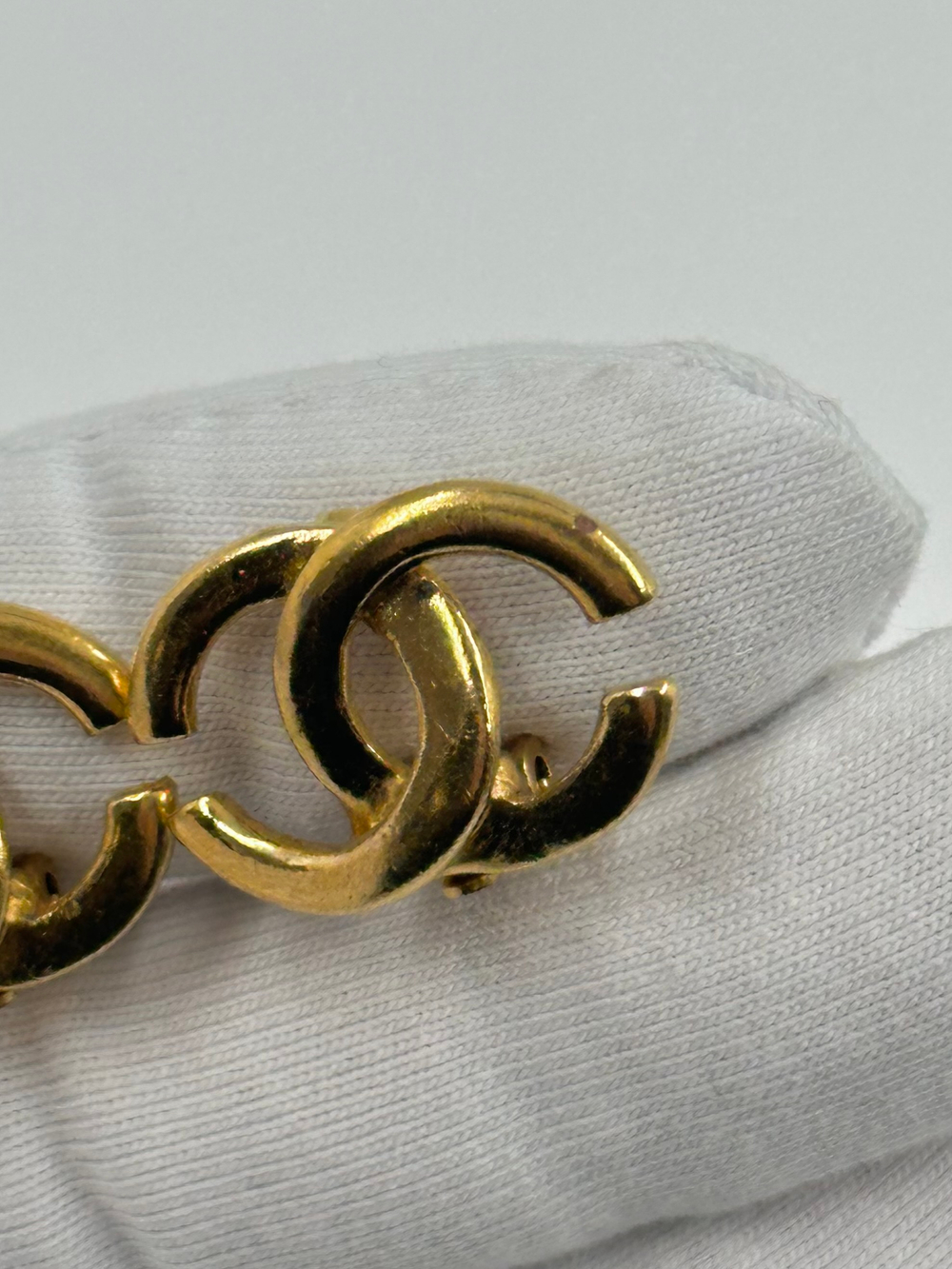 Миниатюрные клипсы в виде лого Chanel