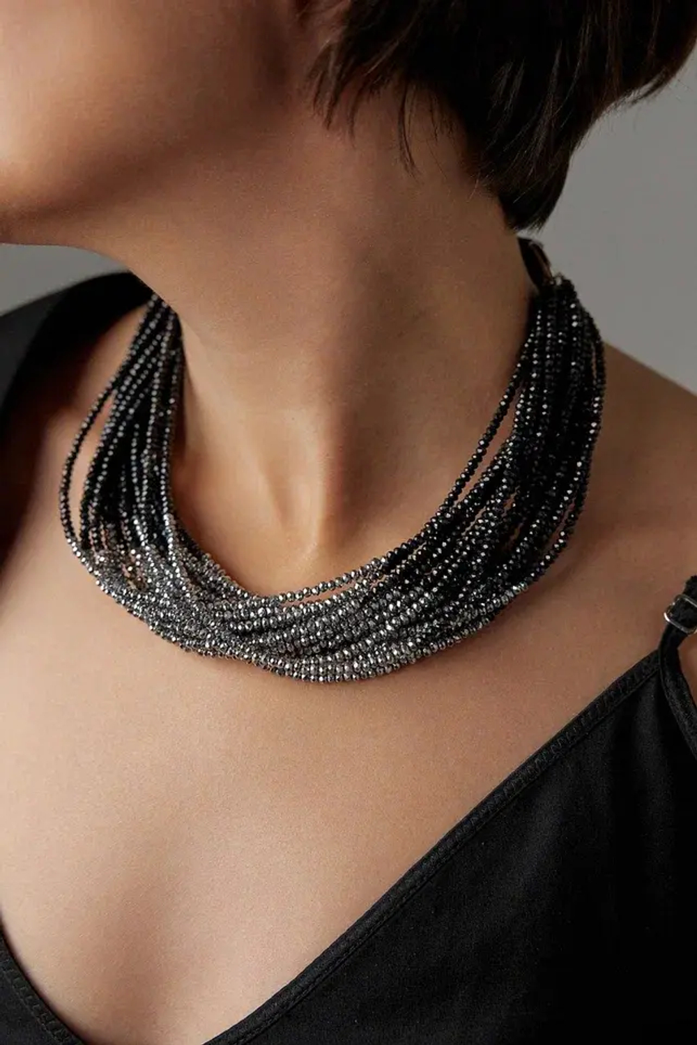 Колье биколор из венецианского стекла на кожаной застежке, цвета черный и серебро