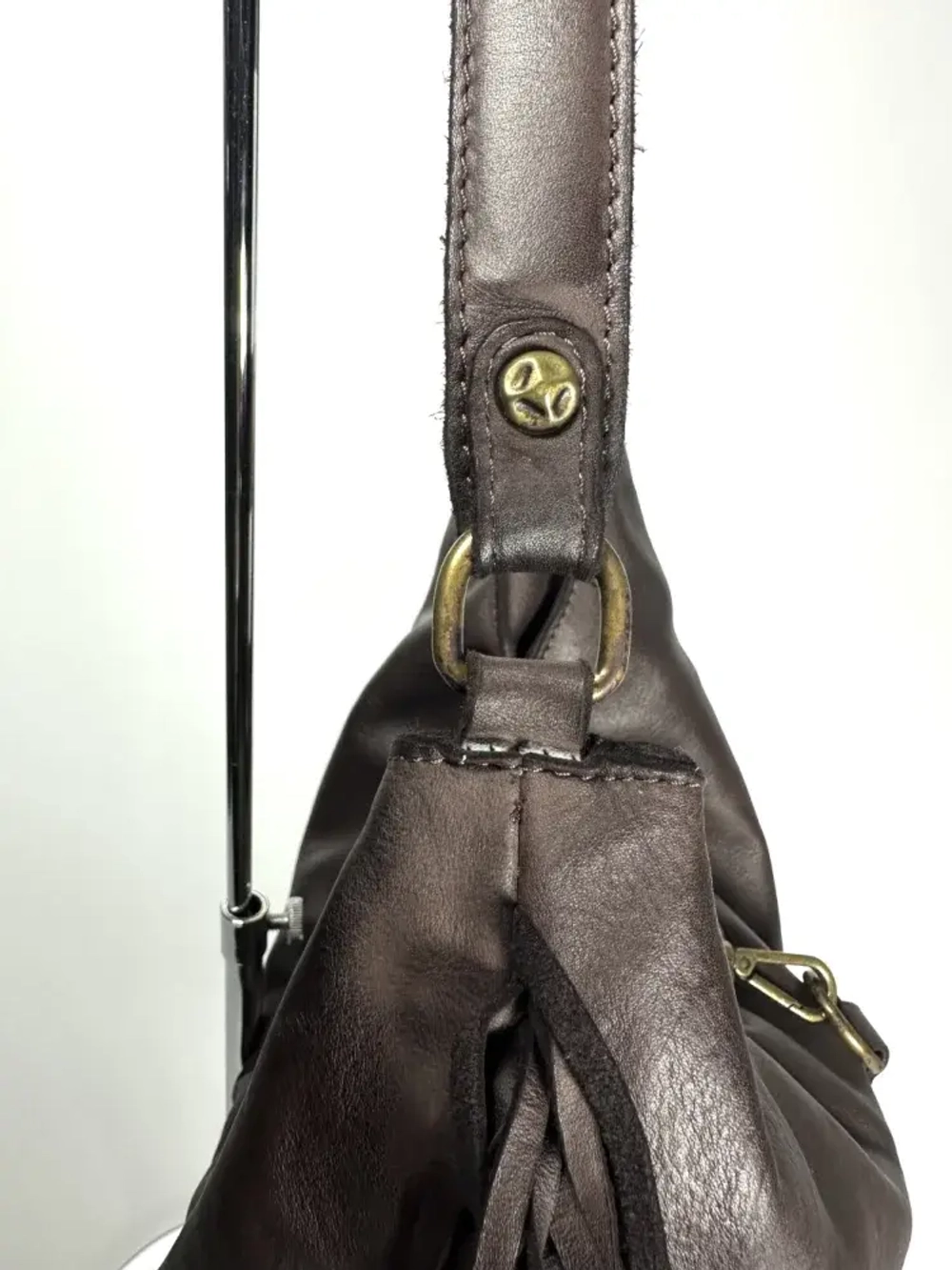 Женская наплечная сумка из натуральной кожи коричневого цвета