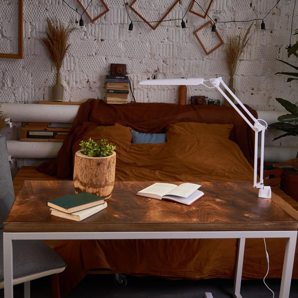 TLD-524 White-8W-Светильник настольный на струбцине-LED-500Lm-4500K-Dimmer-Цвет-белый