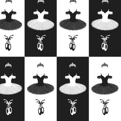 Балетная пачка, пуанты и корона в черно-белом цвете