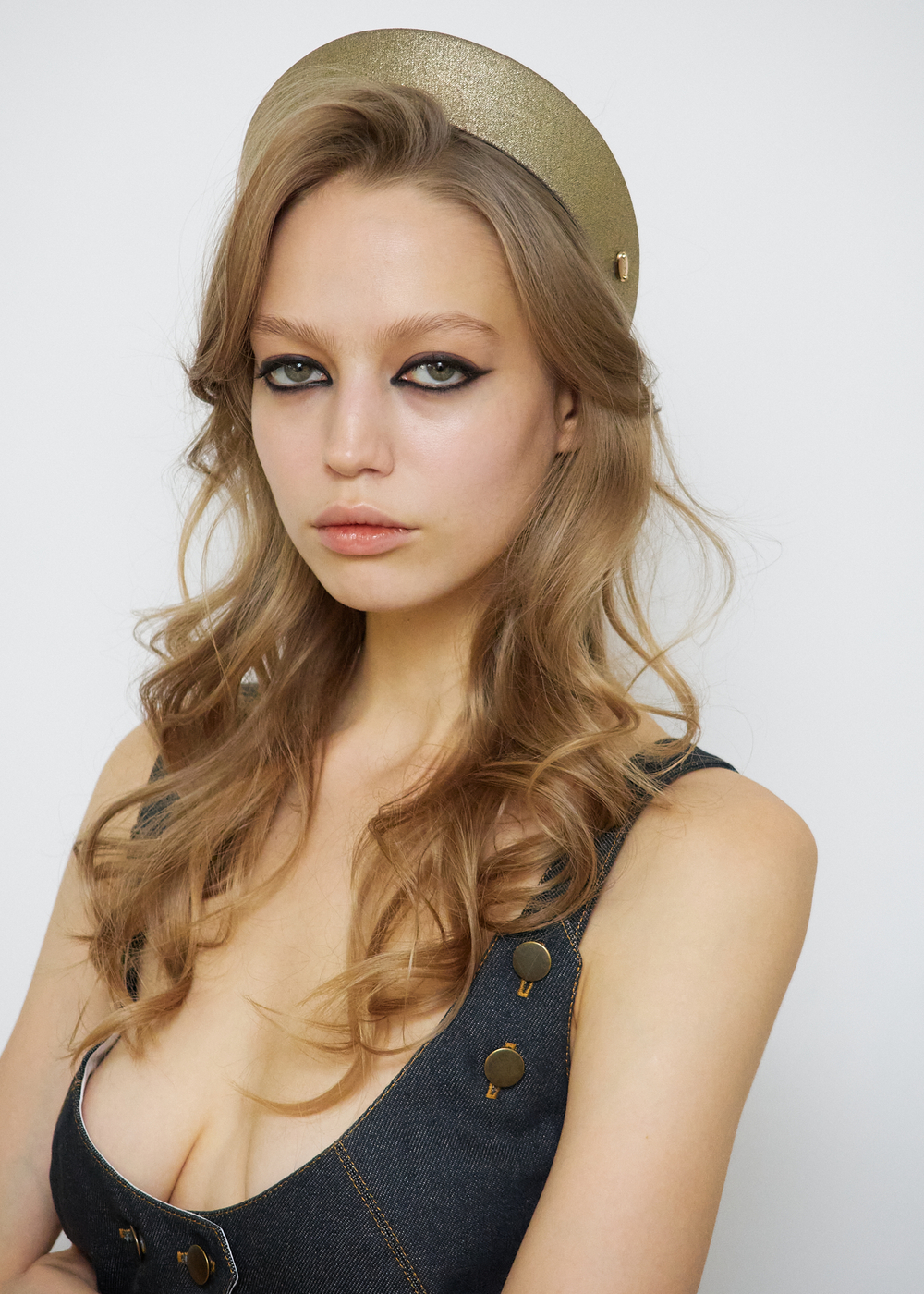 Кокошник из шерсти золотого цвета