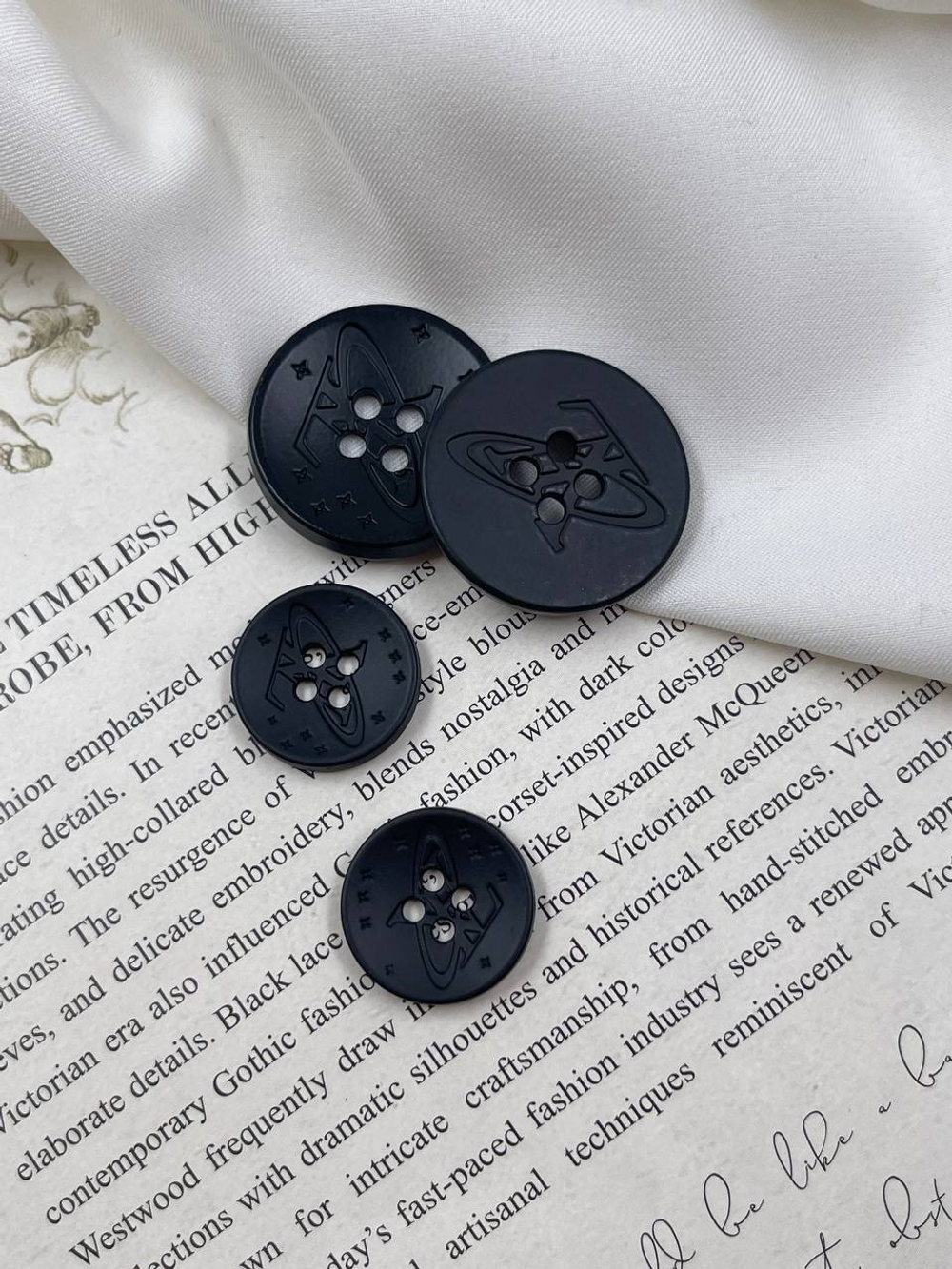 Пуговицы ЛВ. на прокол металлические черные с лого