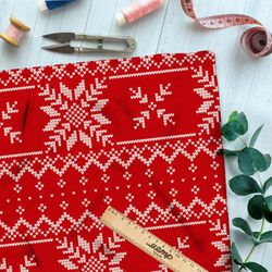 Ткань мембрана вышивка из крупных мелых снежинок на красном свитере