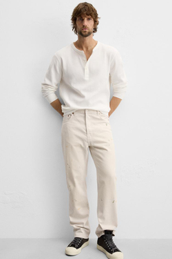 ZARA ДЖИНСЫ STRAIGHT FIT С ПРИНТОМ В ВИДЕ БРЫЗГ КРАСКИ, ЖЕЛТОВАТО-БЕЛЫЙ