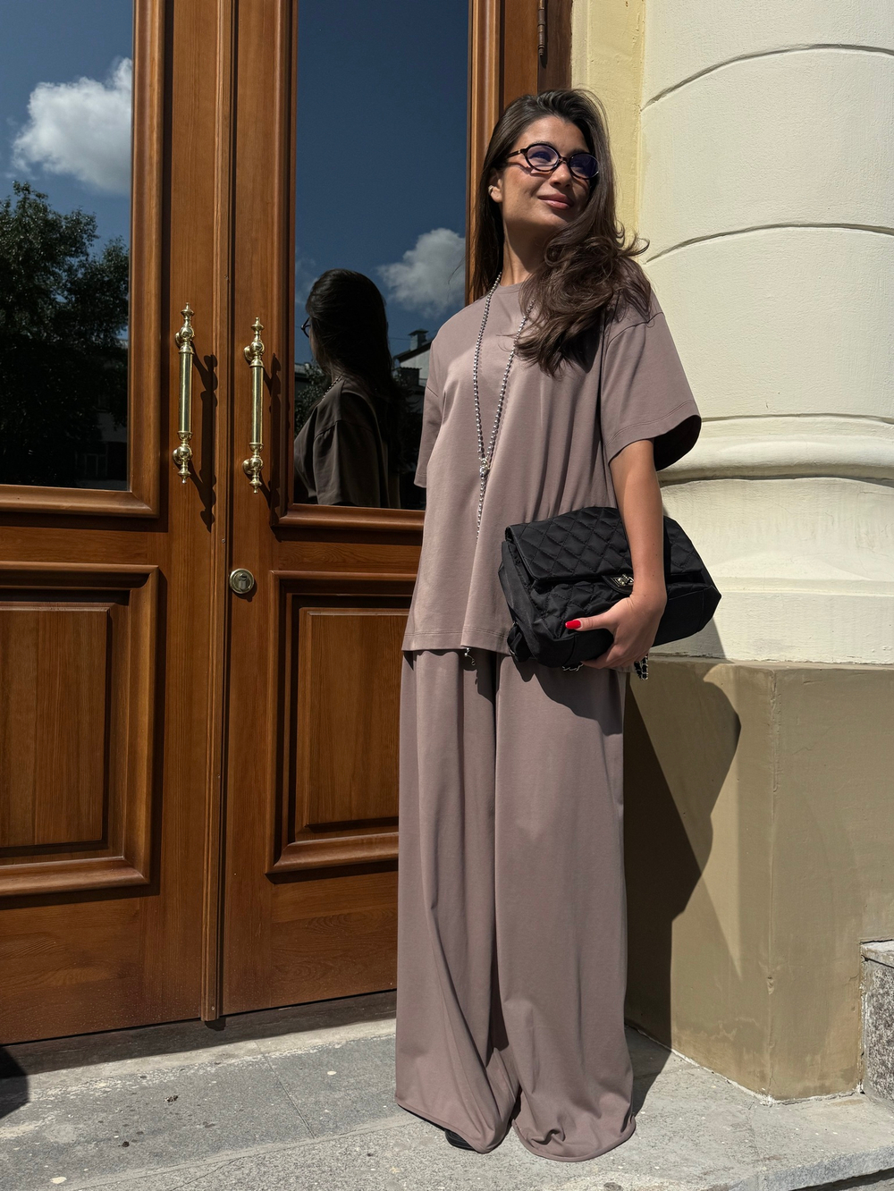 Костюм с обьемной футболкой в цвете мокко