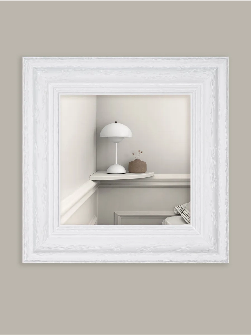 Миниатюрное настенное зеркало в раме 30*30 см