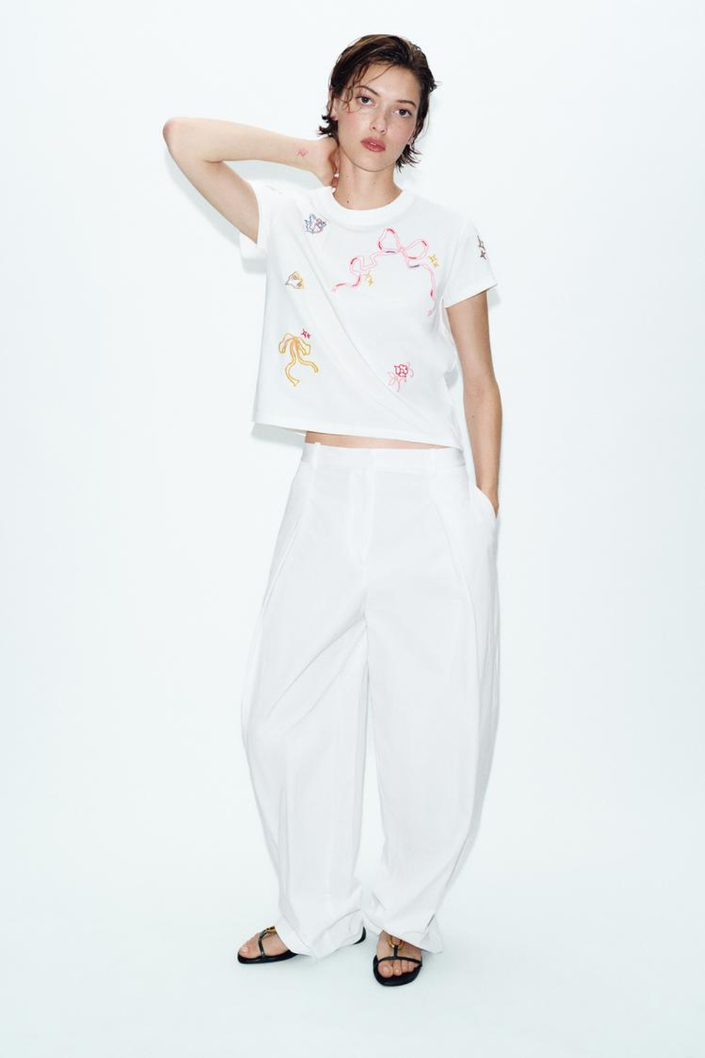 ZARA ФУТБОЛКА С КОНТРАСТНОЙ ВЫШИВКОЙ, ЖЕЛТОВАТО-БЕЛЫЙ