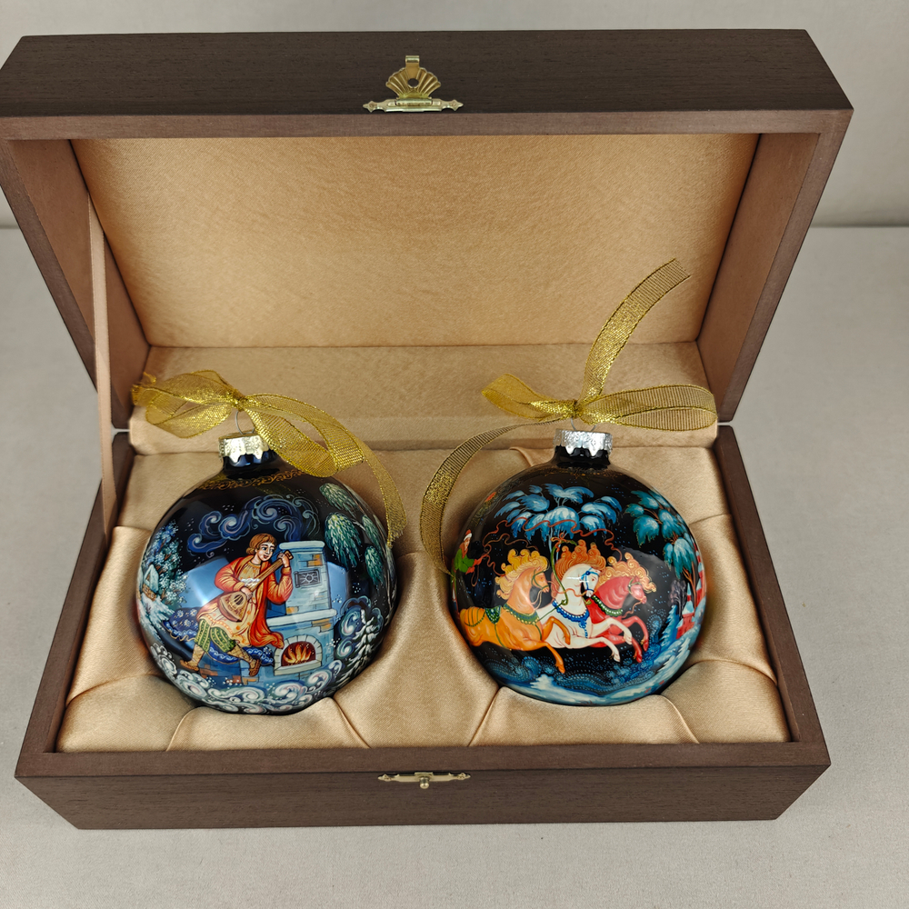Набор новогодних шаров с ручной росписью "По-щучьему веленью" и "Тройка" в футляре