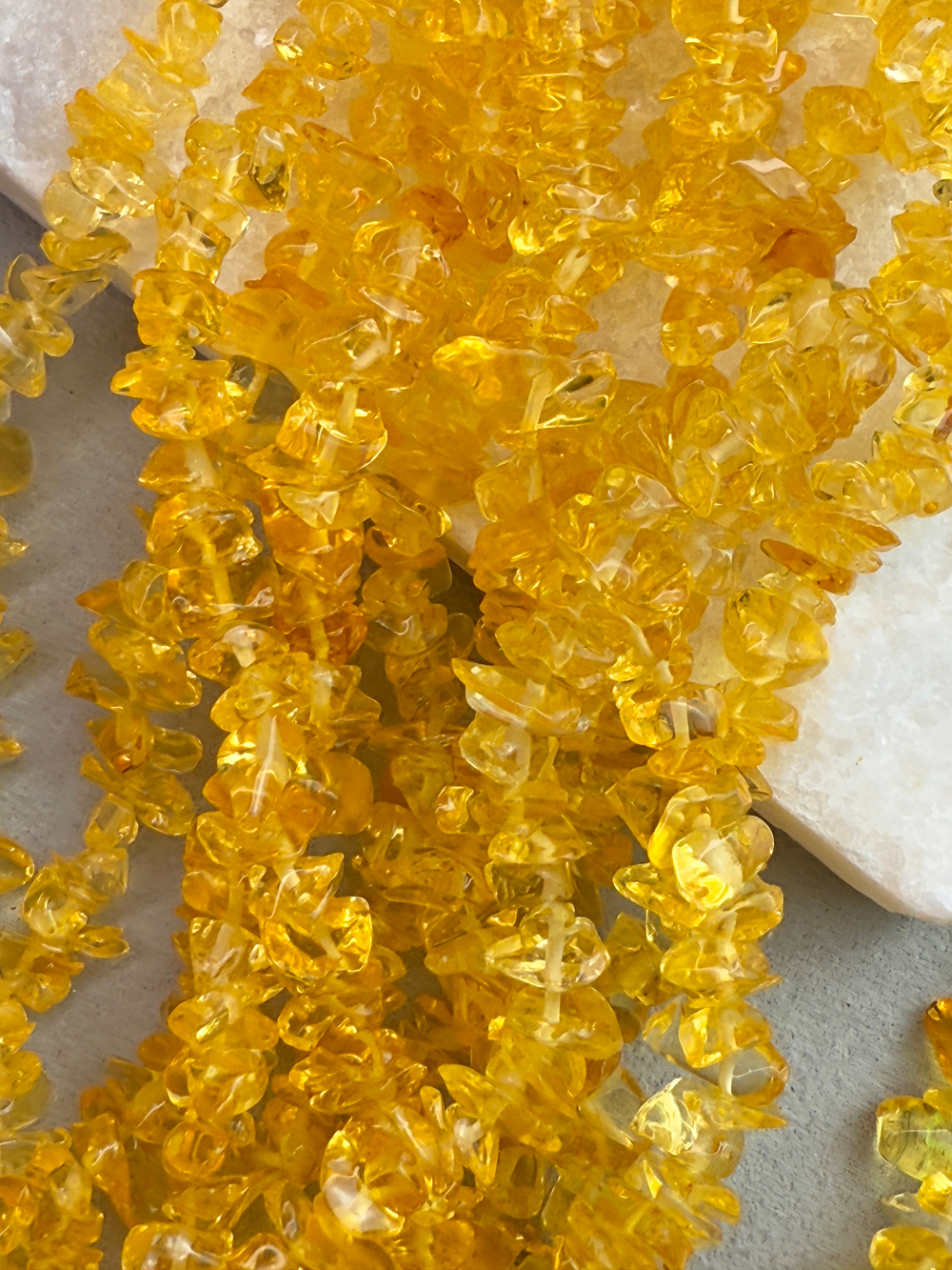 Стеклянные бусины галька 5-8 мм, нить 80 см, осенний