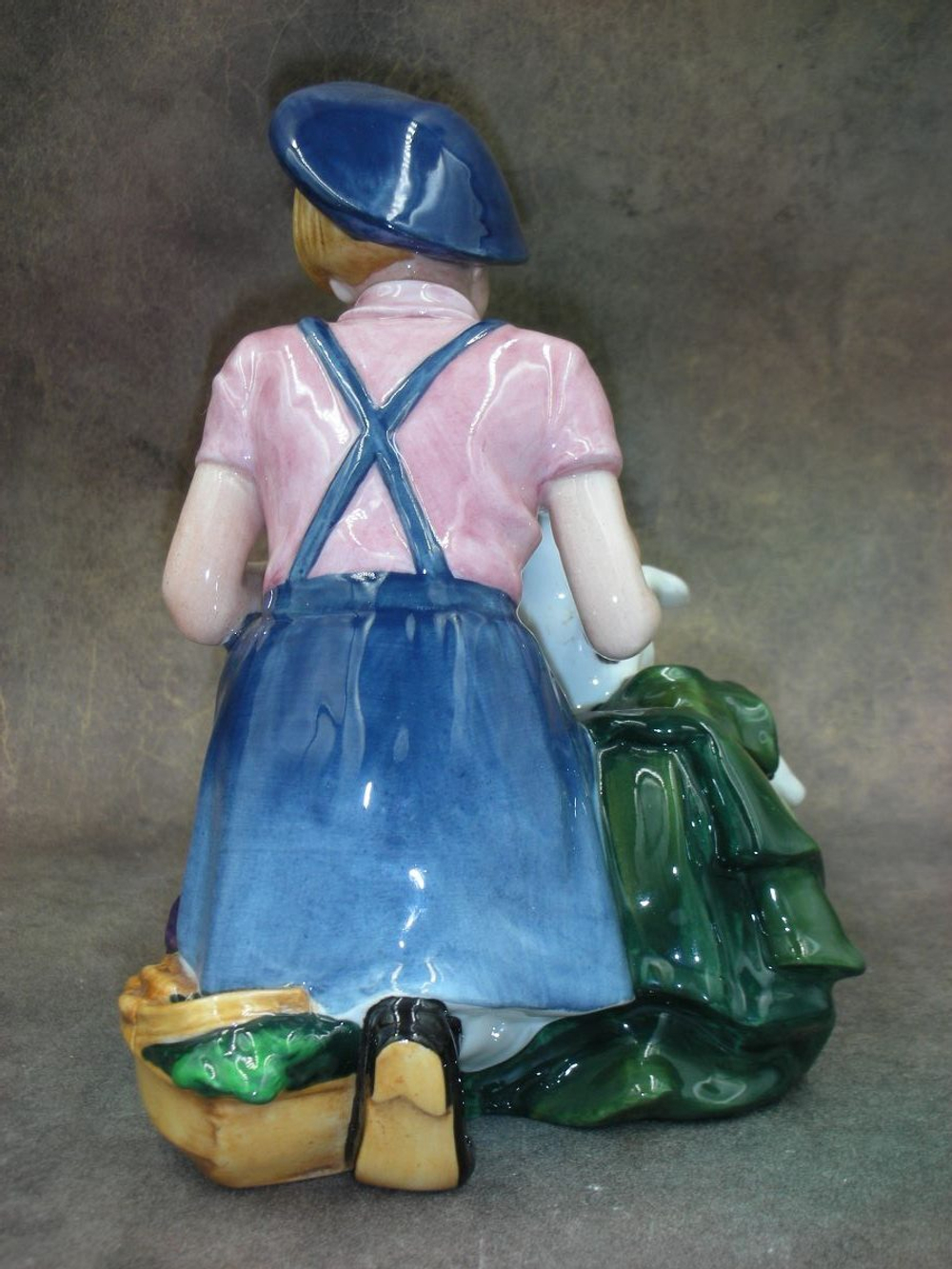 Статуэтка. Фарфор. Возвращение домой. Royal Doulton. Англия