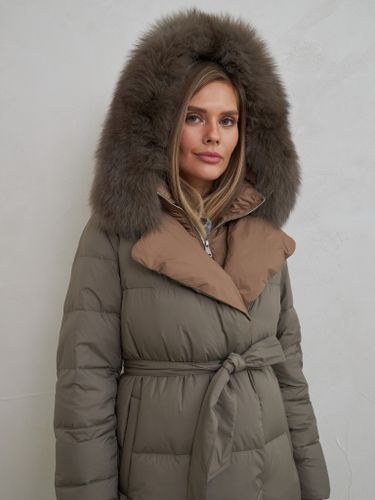 Удлиненный пуховик в цвете хаки с контрастным воротом