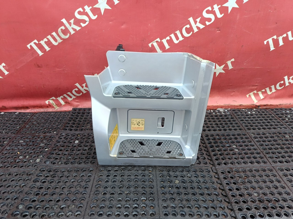 Корпус подножек правый 2023г.